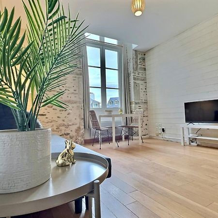 Wonderhost, Bois Et Pierre En Coeur De Ville 波城 外观 照片
