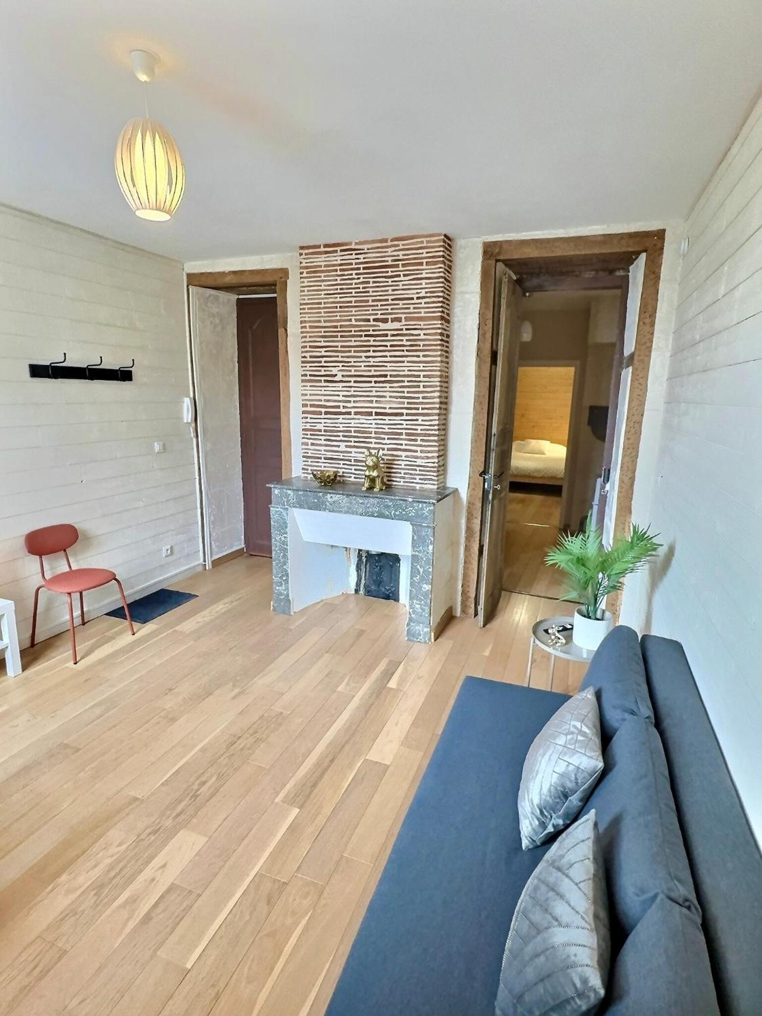 Wonderhost, Bois Et Pierre En Coeur De Ville 波城 外观 照片