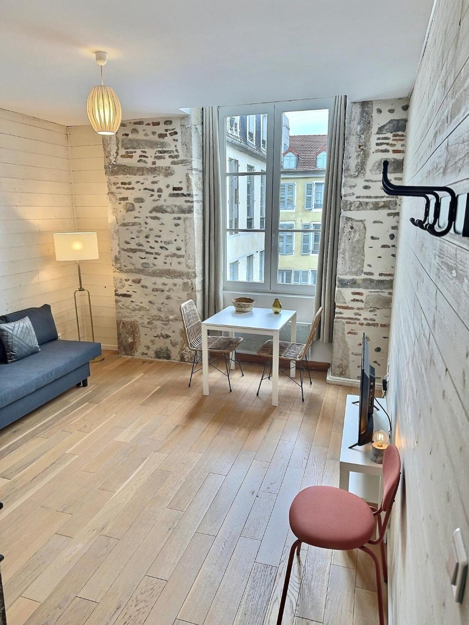 Wonderhost, Bois Et Pierre En Coeur De Ville 波城 外观 照片