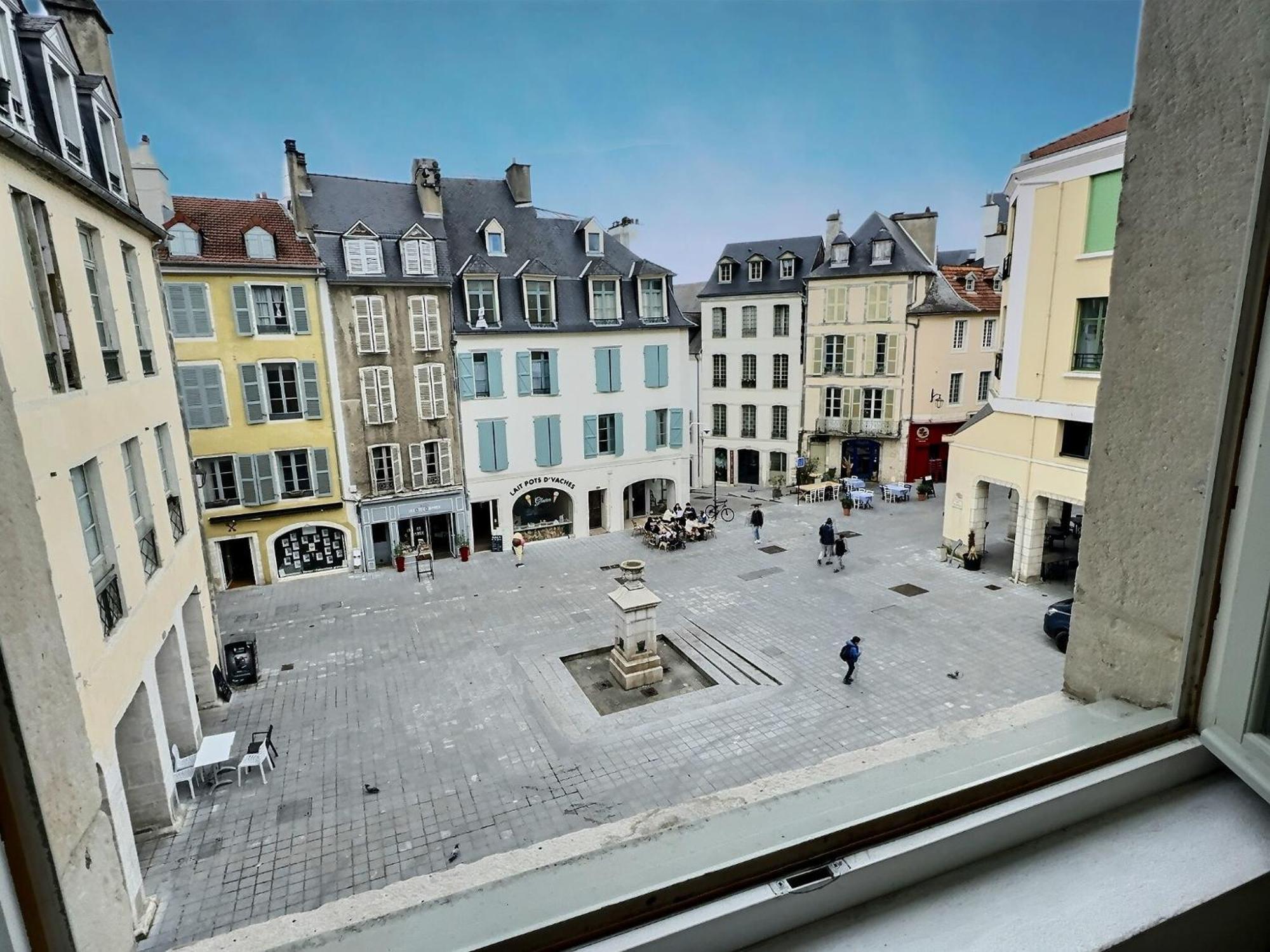 Wonderhost, Bois Et Pierre En Coeur De Ville 波城 外观 照片