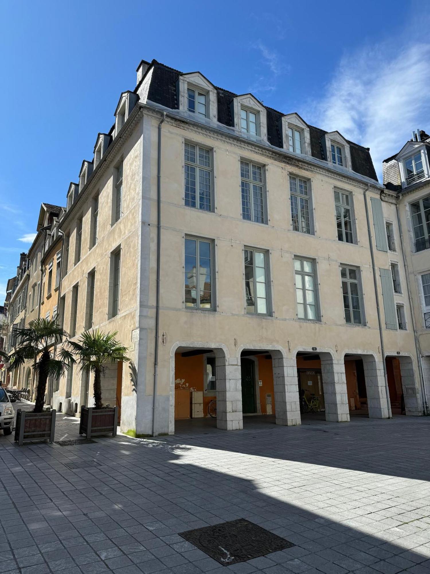 Wonderhost, Bois Et Pierre En Coeur De Ville 波城 外观 照片